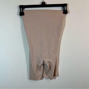 ✨ Assets by Spanx Women’s Cream Spandex Shorts Small‎